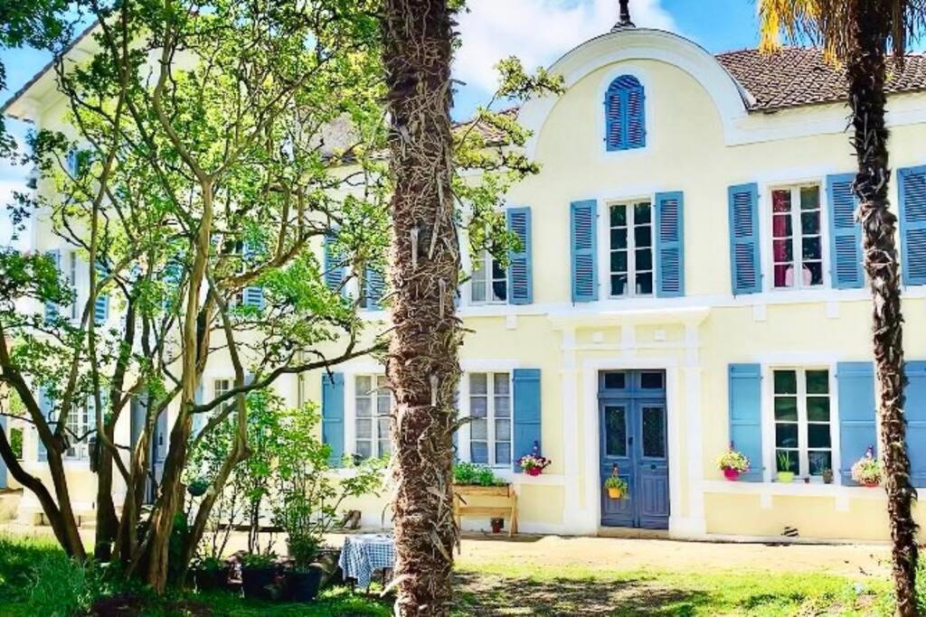 La Roulotte Du Chateau De Framboise Dumes Exterior foto